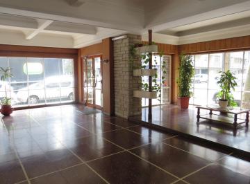 Entrada al edificio. · Departamento 4 Ambientes en Alquiler (Mar del Plata)