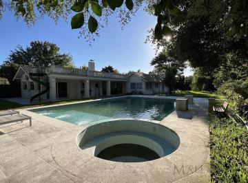 Casa · 290m² · 6 Ambientes · 7 Cocheras · Venta de Casa en Los Lagartos Country Club con Pileta