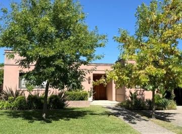 Casa · 133m² · 3 Ambientes · 4 Cocheras · Casa en Venta en La Comarca