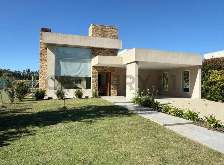 Casa · 252m² · 4 Ambientes · 2 Cocheras
