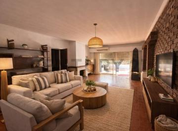 Casa · 192m² · 4 Ambientes · 2 Cocheras · Casa en Venta 4 Ambientes Zona Residencial con Cochera y Parrilla