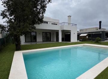 Casa · 270m² · 5 Ambientes · 3 Cocheras · Casa en Venta Al Agua en Laguna Grande Villanueva