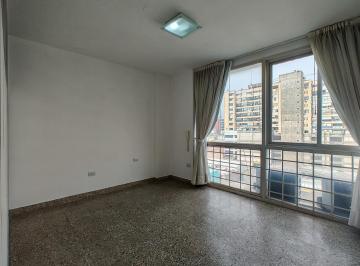 Oficina comercial · 90m² · 5 Ambientes · Oficina en Av Emilio Olmos 123