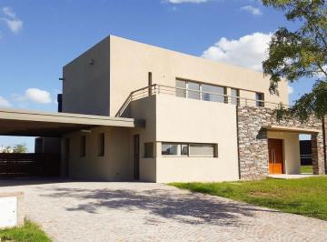 Casa · 195m² · 5 Ambientes · 2 Cocheras · Casa en Venta en El Canton Islas Lote Central