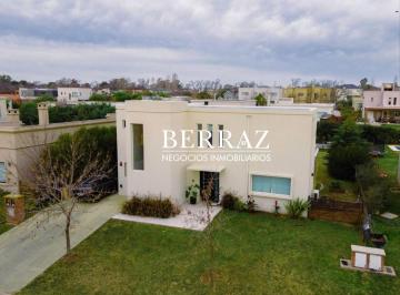 Casa · 170m² · 5 Ambientes · 2 Cocheras · Casa Venta con Renta 3 Dorm. Barrio Santa Guadalupe Lote de 693 m² Pilar del Este