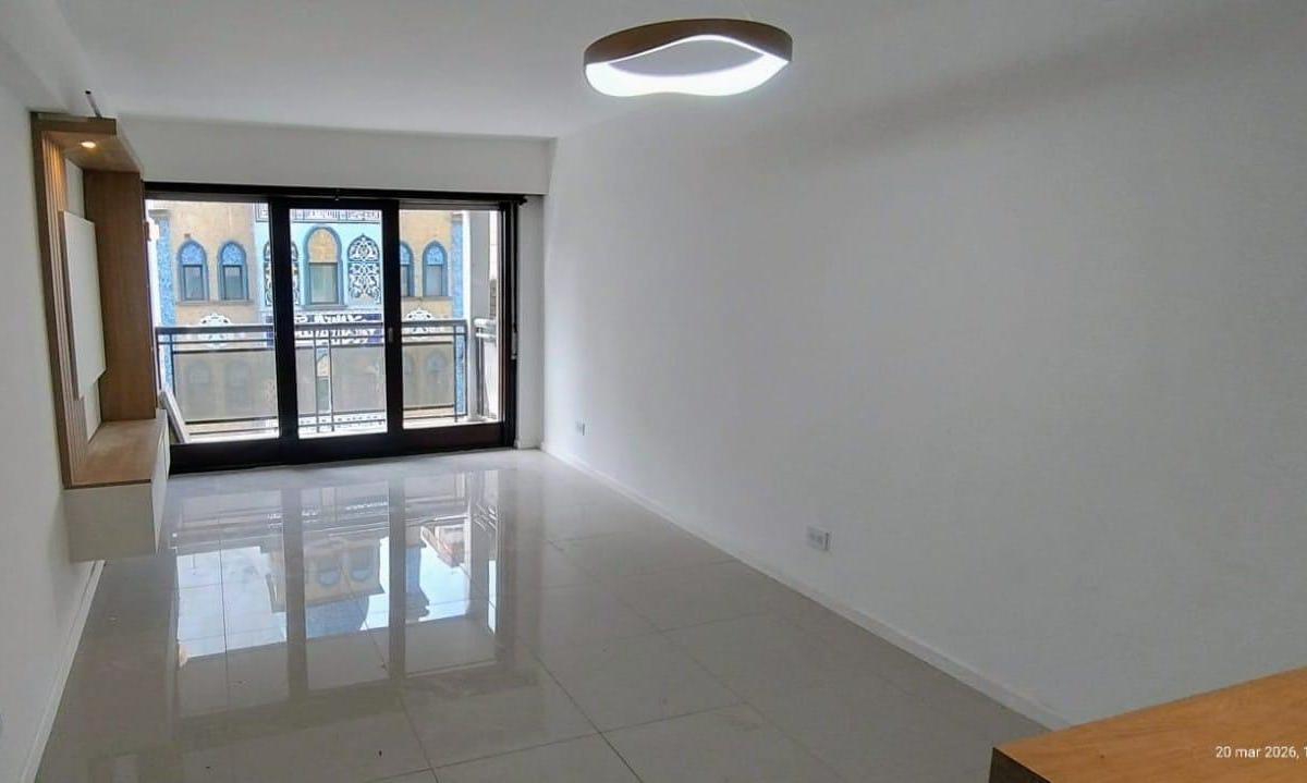Departamento de 3 ambientes a la calle con balcón saliente