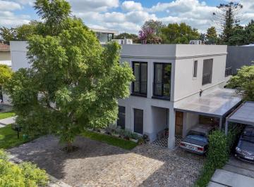 Casa · 373m² · 5 Ambientes · 2 Cocheras · Casa en Venta Barrio Cerrado Los Patricios, San Isidro. 6 Ambientes, con Jardín y Pileta