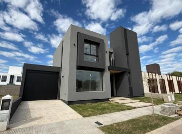 Casa · 191m² · 5 Ambientes · 1 Cochera · Casa en Venta 3 Dorm Campo Chico