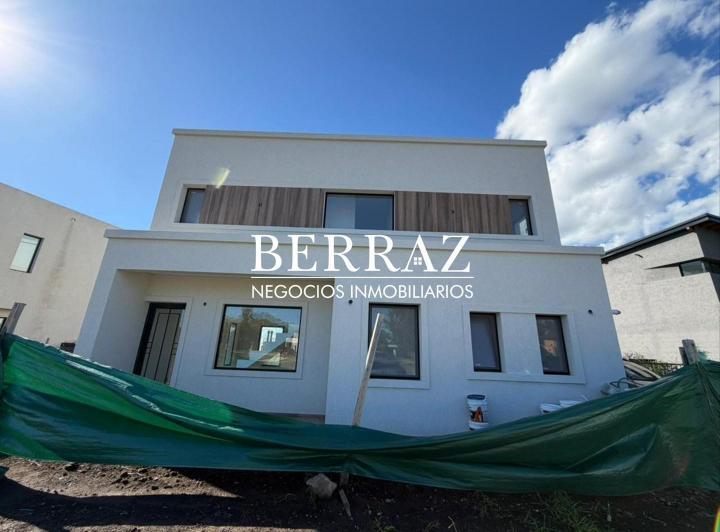 Casa · 135m² · 6 Ambientes · 3 Cocheras