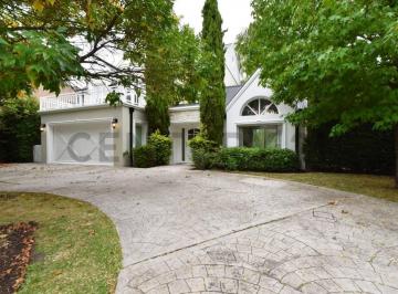Casa · 385m² · 6 Ambientes · 1 Cochera · Venta de Casa 6 Ambientes con Pileta, Rumenco, Mar del Plata.