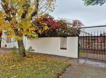 Casa · 68m² · 5 Ambientes · 1 Cochera · Casa de Tres Dorm. en Venta