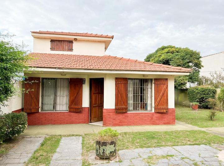 Casa · 80m² · 4 Ambientes · 3 Cocheras