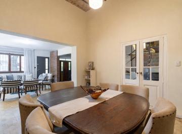 Casa · 247m² · 5 Ambientes · 1 Cochera · Venta Casa Lote Propio en Villa Urquiza (Acepta Permuta)