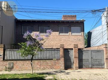 Casa · 190m² · 7 Ambientes · 1 Cochera · Casa en Venta, con Gran Parque y Pileta