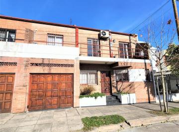 Departamento · 111m² · 4 Ambientes · 2 Cocheras · Venta PH 4 Ambientes en Dos Plantas con Garaje, Patio y Parrilla en Villa Lugano