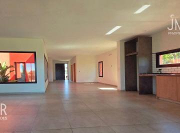 Casa · 159m² · 5 Ambientes · 3 Cocheras · Casa a Estrenar con Patio Interno Protagonista Pileta | Santa Sofía Pilar del Este