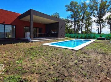 Casa · 159m² · 5 Ambientes · 3 Cocheras · Casa a Estrenar con Patio Interno Protagonista Pileta | Santa Sofía Pilar del Este