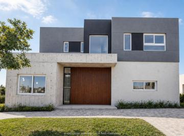 Casa · 207m² · 5 Ambientes · 2 Cocheras · Casa en Santa Ana