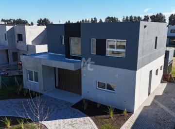Casa · 207m² · 5 Ambientes · 2 Cocheras · Casa en Santa Ana
