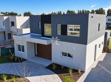Casa · 207m² · 5 Ambientes · 2 Cocheras · Casa en Santa Ana