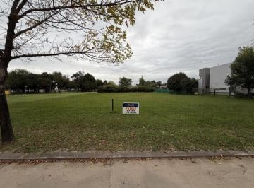 Foto · Venta de Lote Central Unico en Country Campiñas del Sur!
