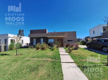 Casa · 163m² · 4 Ambientes · 2 Cocheras · Casa en La Pista