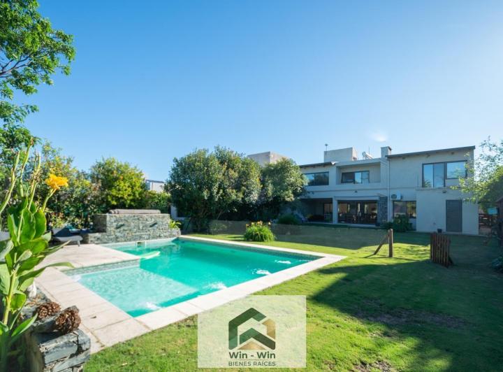 Casa · 430m² · 10 Ambientes · 2 Cocheras