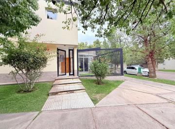 Casa · 332m² · 4 Ambientes · 2 Cocheras · Casa a La Venta - Barrio Carolinos - Carrodilla
