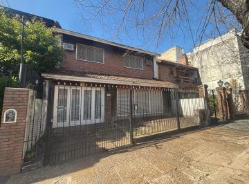 Casa · 220m² · 5 Ambientes · 1 Cochera · Casa 4 Ambientes