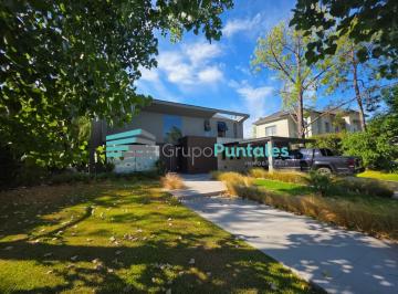 Casa · 320m² · 5 Ambientes · 2 Cocheras · Casa en Saint Thomas Este Diseño Moderno con Subsuelo
