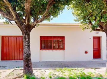 Casa · 176m² · 4 Ambientes · 1 Cochera · 136 Entre 47 y 49 La Plata - Casa de Dos Dorm. con Cochera Sobre Lote de 10x60 en Venta