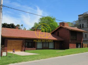 Casa · 213m² · 6 Ambientes · 1 Cochera · Casa en Venta a 300 m de La Playa en Zona Iglesia Pinamar. 213 m² Cub.4 Habitaciones. terreno 89
