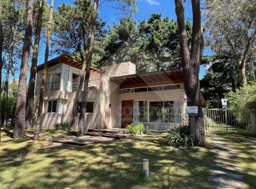 Casa de 4 ambientes, Cariló · Casa de Estilo Moderno con Hermoso Entorno y Posibilidad de Adicionar Lote Lindero.