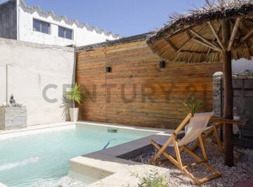 Casa · 198m² · 6 Ambientes · 2 Cocheras · Venta de Casa en Tolosa, La Plata