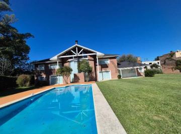 Casa · 362m² · 5 Ambientes · 4 Cocheras · Casa en Venta en Villa Elisa, 3 Dorm., Parque y Pileta Suite con Vestidor, Jacuzzi y Sauna