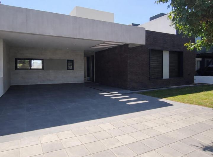 Casa · 230m² · 5 Ambientes · 2 Cocheras