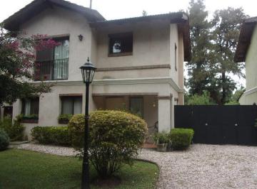 Casa · 110m² · 4 Ambientes · 3 Cocheras · Excelente Ubicación!