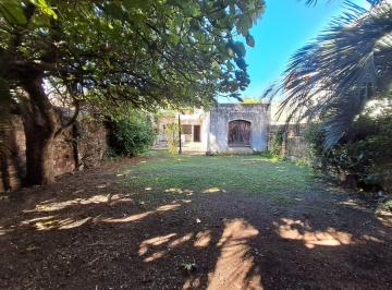 Casa · 278m² · 4 Ambientes · 1 Cochera · Venta Casa en Barrio Belgrano de Dos Dorm., Patio y Cochera