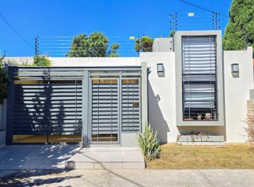 Casa · 146m² · 4 Ambientes · 1 Cochera · Casa Moderna en Venta en Haedo