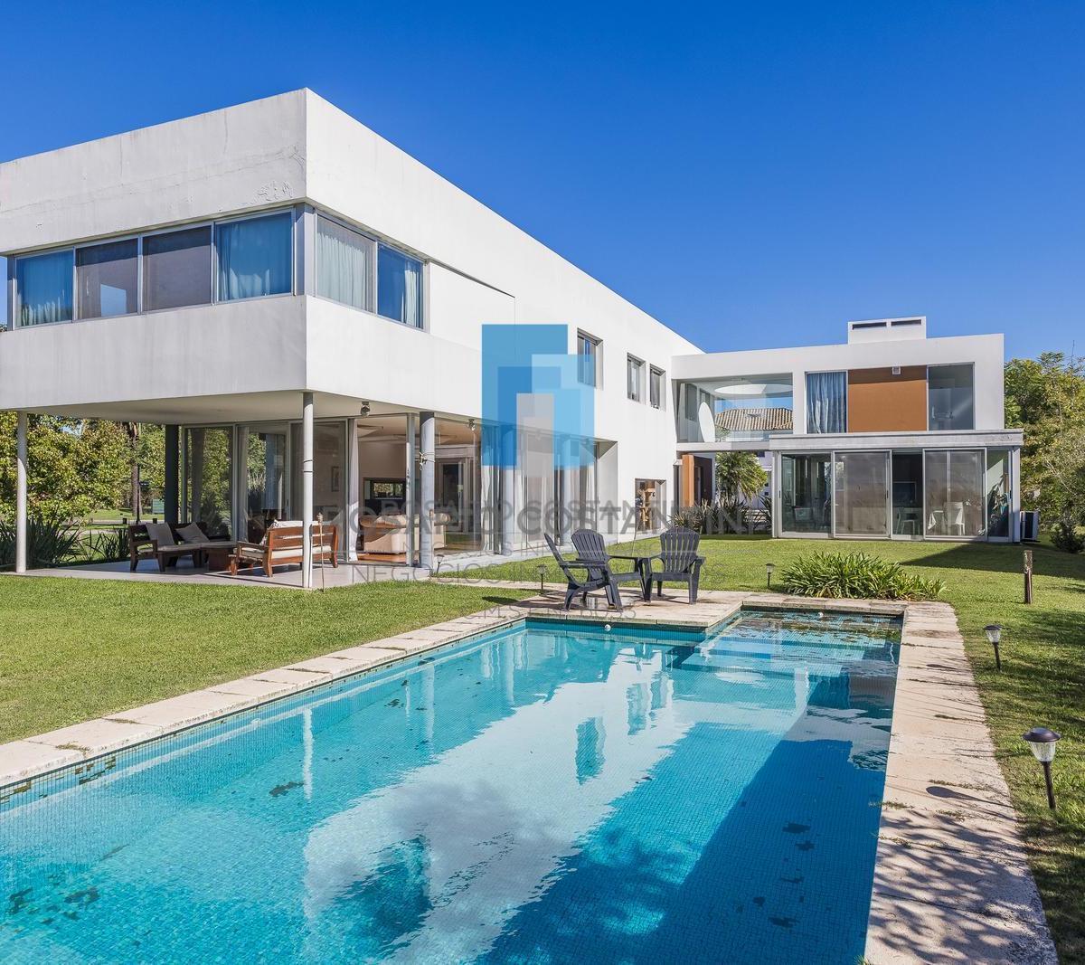 Casa  en Venta en Barrio Los Castores al Bosque,  Moderna con Diseño, 5 Dormitorios