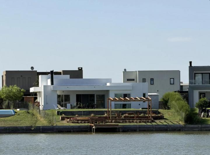 Casa · 150m² · 4 Ambientes · 4 Cocheras