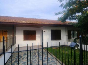 Casa · 70m² · 2 Dormitorios · 1 Cochera · Chalet 3 Amb Barrio Echepare
