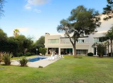 Casa · 400m² · 3 Dormitorios · 4 Cocheras · Casa en Lomas de La Carolina