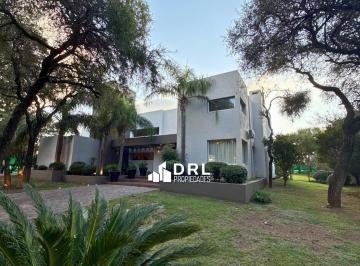 Casa · 400m² · 3 Dormitorios · 4 Cocheras · Casa en Lomas de La Carolina