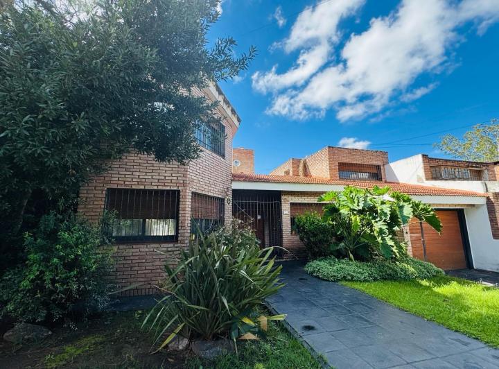 Casa · 390m² · 10 Ambientes · 3 Cocheras