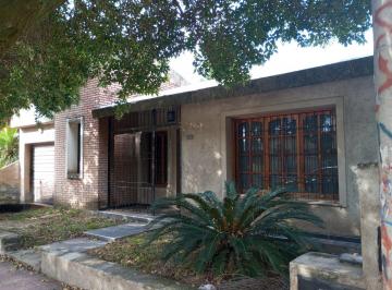 Casa · 131m² · 3 Ambientes · 1 Cochera · Vendo Casa a Refaccionar, B° Ayacucho