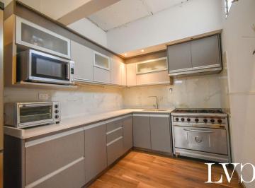 Casa · 189m² · 4 Ambientes · 3 Cocheras · Venta Casa en Banfield, Excelente Ubicacion!