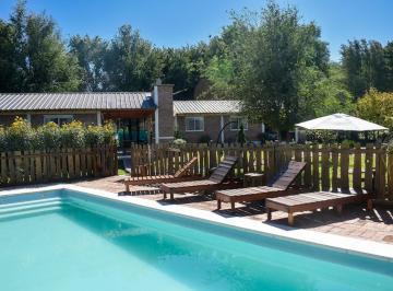 Amplia piscina con deck y cerco perimetral de seguridad · Venta Complejo Turístico en Calamuchita: Casa y 2 Cabañas