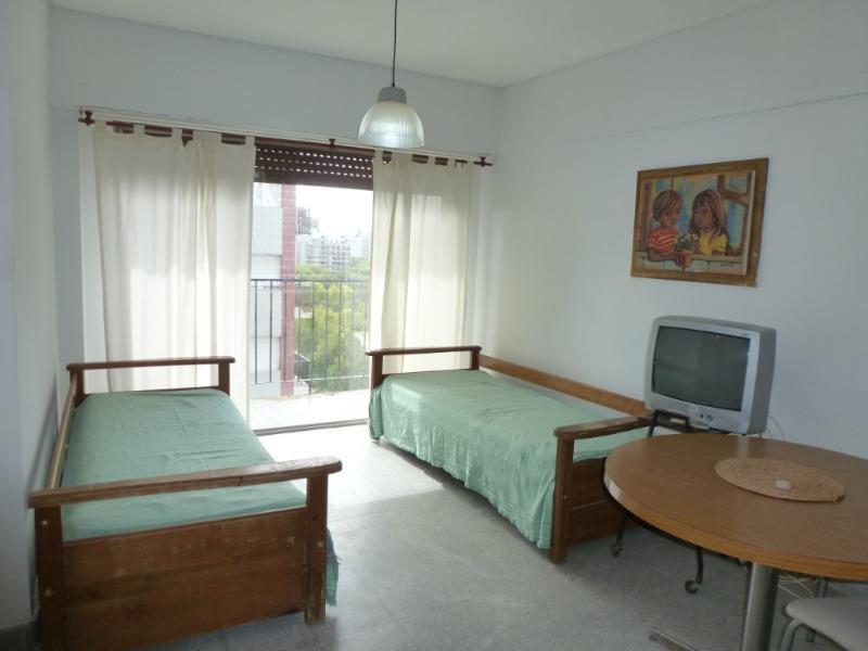 Depto 1 amb, 24m² con balcón saliente — Centro