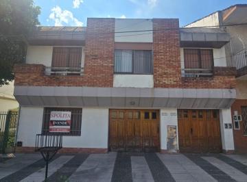 Casa · 170m² · 3 Ambientes · 2 Cocheras · Excelente PH en Venta con Terreno Libre